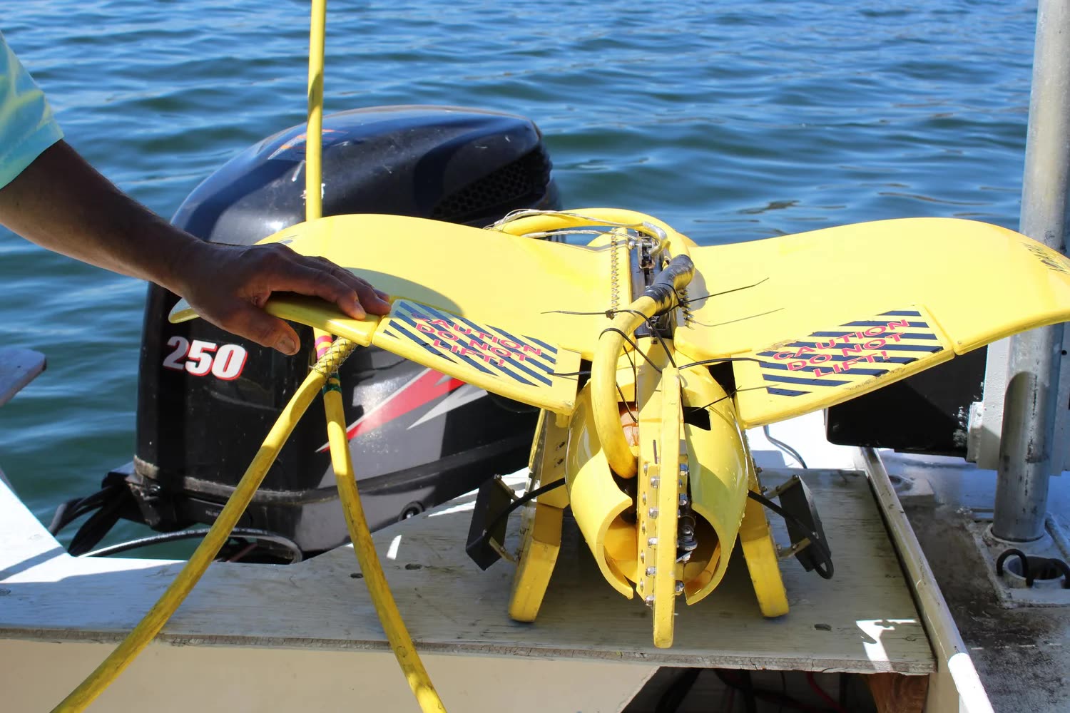 The Nova Ray platform on the transom of a boat, wing and tether visible